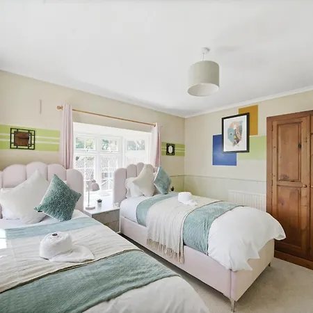Beautiful 3 Bed In With Hot Tub * Bristol