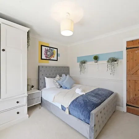 Beautiful 3 Bed In With Hot Tub * Bristol