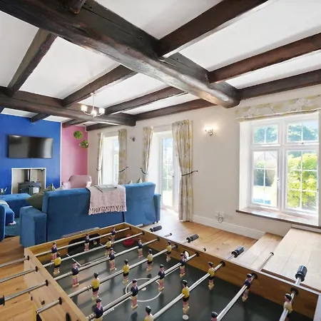 Beautiful 3 Bed In With Hot Tub Apartment