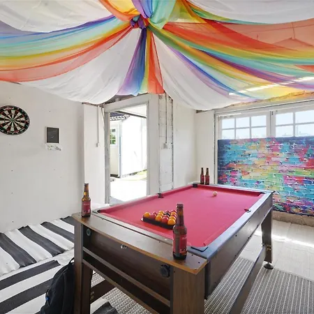 Beautiful 3 Bed In With Hot Tub Apartment