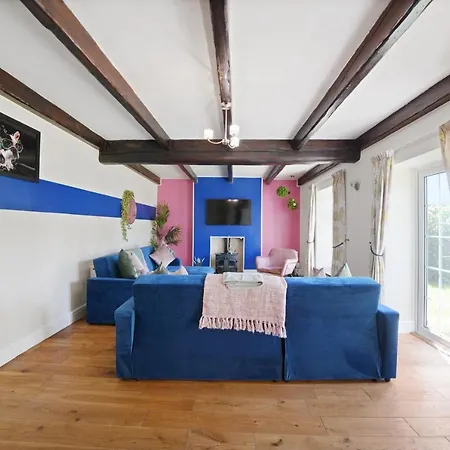 Beautiful 3 Bed In With Hot Tub * Bristol