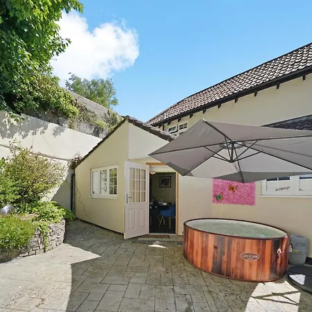 Beautiful 3 Bed In With Hot Tub *