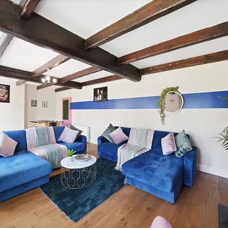 Beautiful 3 Bed In With Hot Tub * Bristol