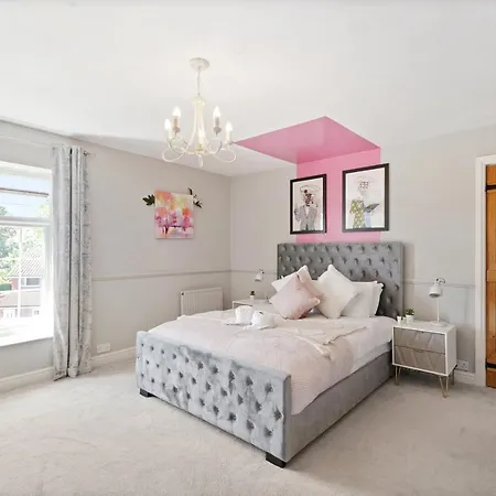 Beautiful 3 Bed In With Hot Tub