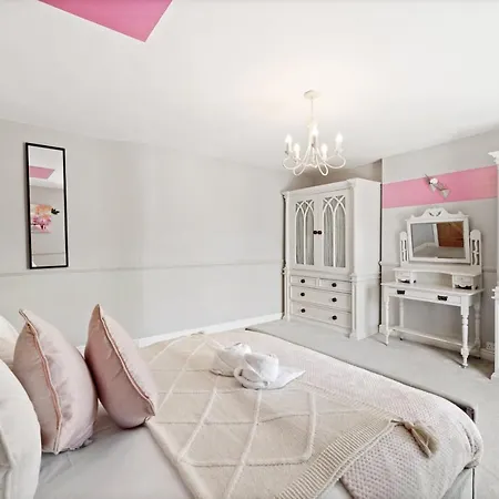 Beautiful 3 Bed In With Hot Tub Bristol