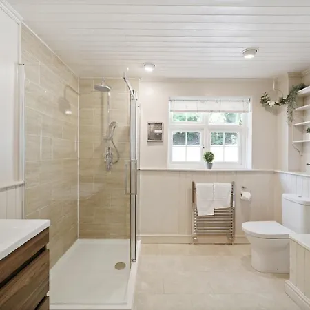 Beautiful 3 Bed In With Hot Tub * Bristol