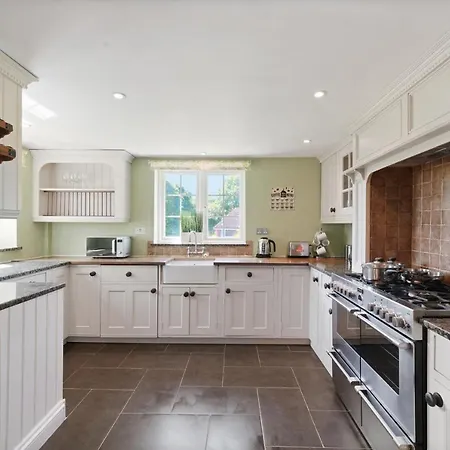 Beautiful 3 Bed In With Hot Tub * Bristol