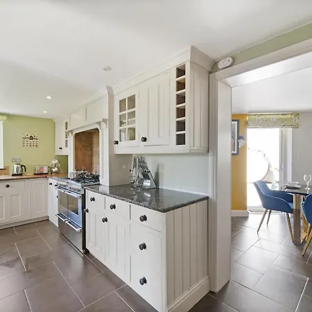 Beautiful 3 Bed In With Hot Tub Appartement *